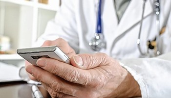 medico usando smartphone