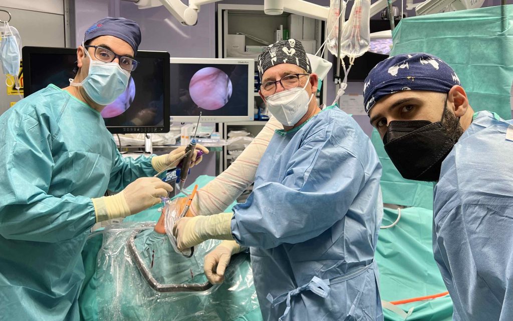 Drs Sergio Massanet Lino y Bernaldez en Quirofano del operadno un hombro