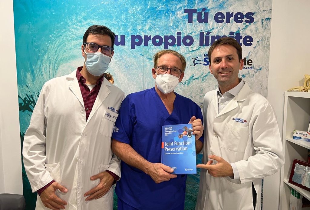Presentacion libro ISAKOS del Dr. Dallo a los Drs Sergio Massanet y Bernaldez en SportMe Medial Center