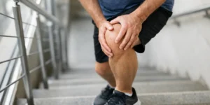 Por qué duele la rodilla al bajar escaleras